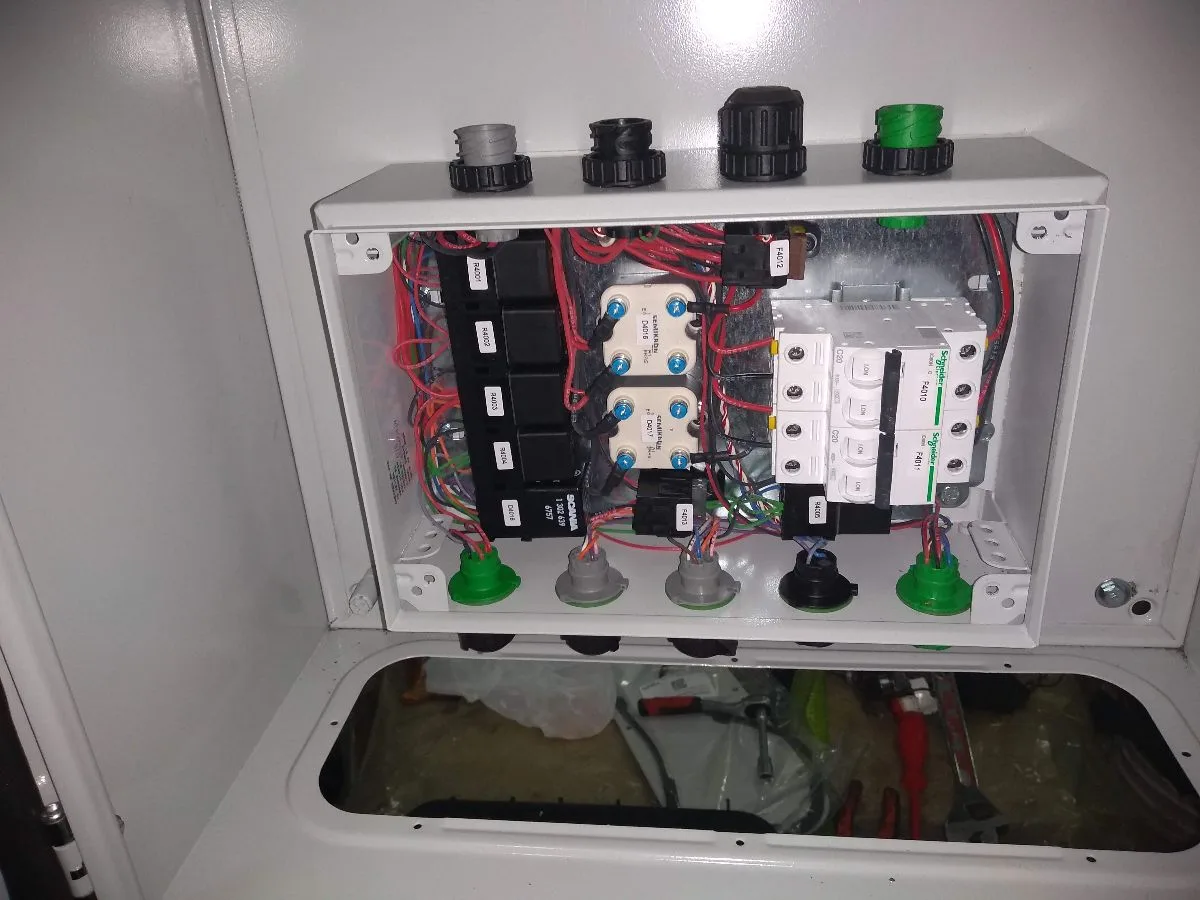 L&C ELECTRICIDAD ELECTRONICA NAVAL E INDUSTRIAL 11